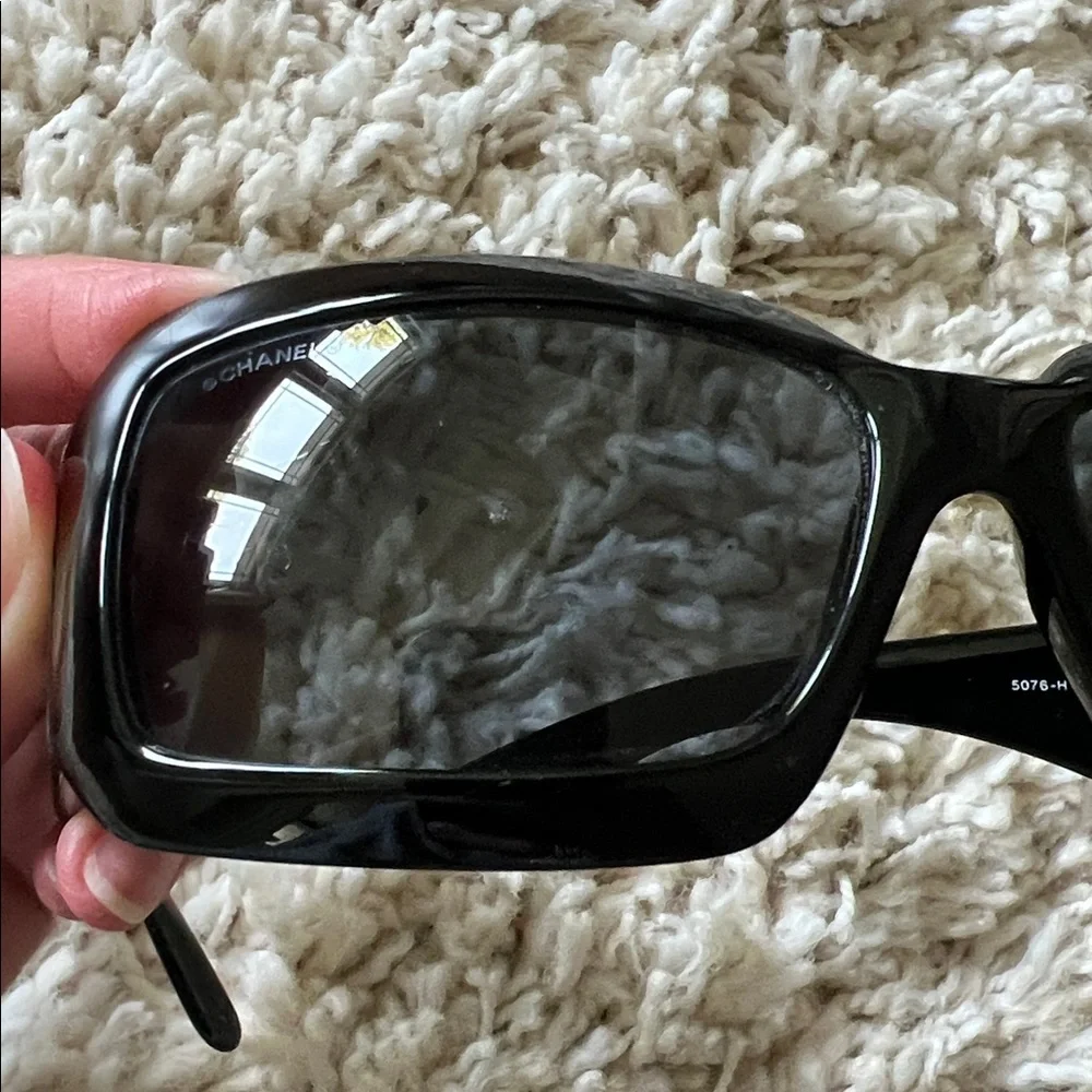 CHANEL Glossy Black Sunglasses with Iconic White Logo - Picture 7 of 8